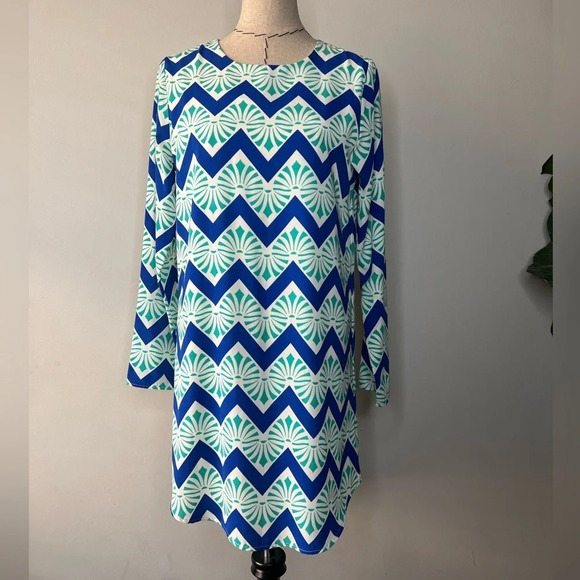 Everly Dresses & Skirts - Everly made in the USA boutique chevron scallop pattern shift dress sz M NWT